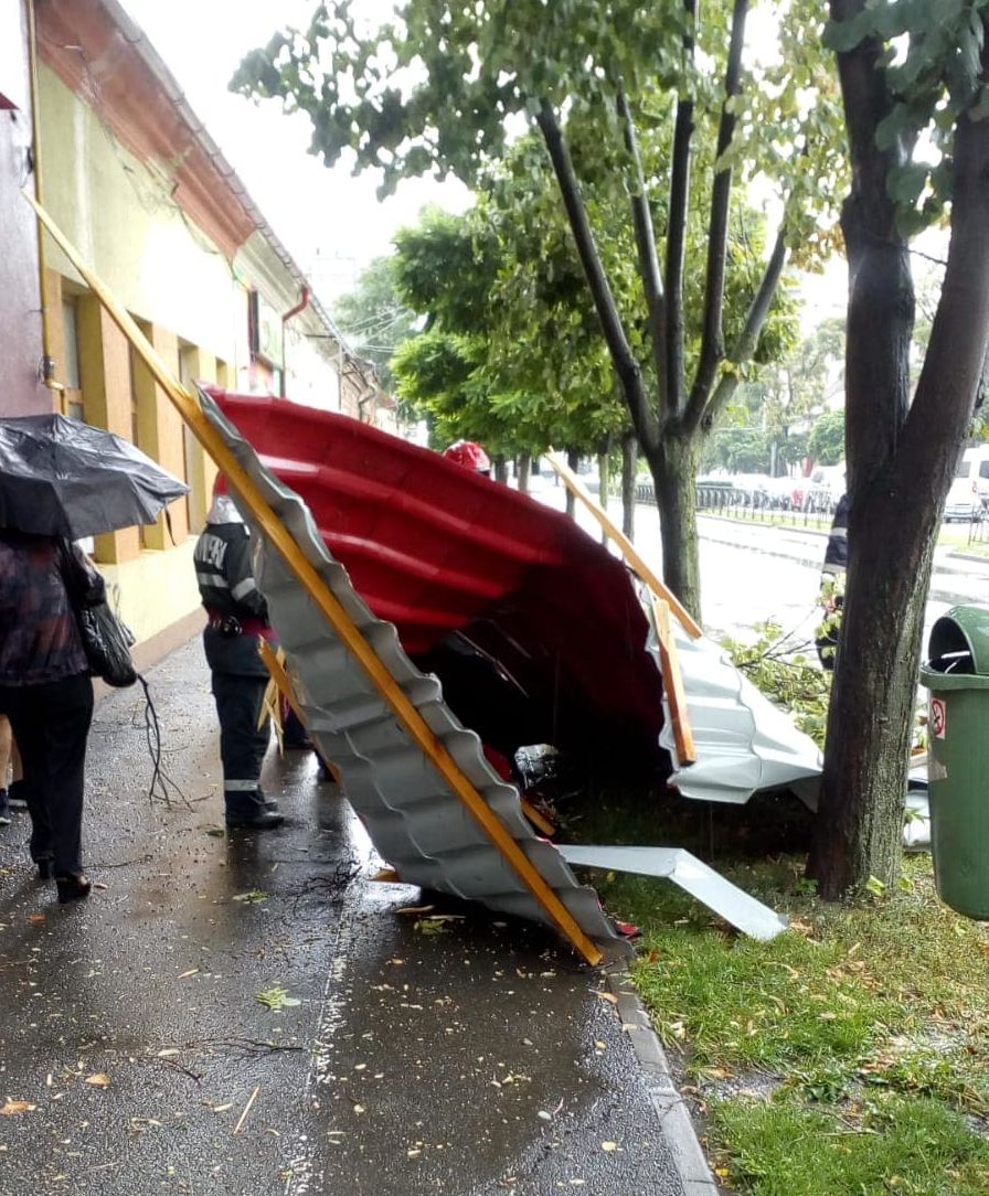 Furtună violentă la Timișoara. Vijelia a smuls acoperișul unei biserici