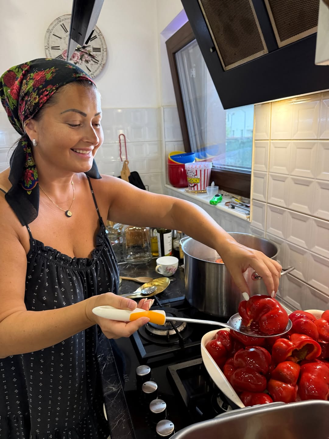 Gabriela Cristea a dezvăluit rețeta pentru gogoșari în oțet. Ce secret are prezentatoarea TV pentru murături