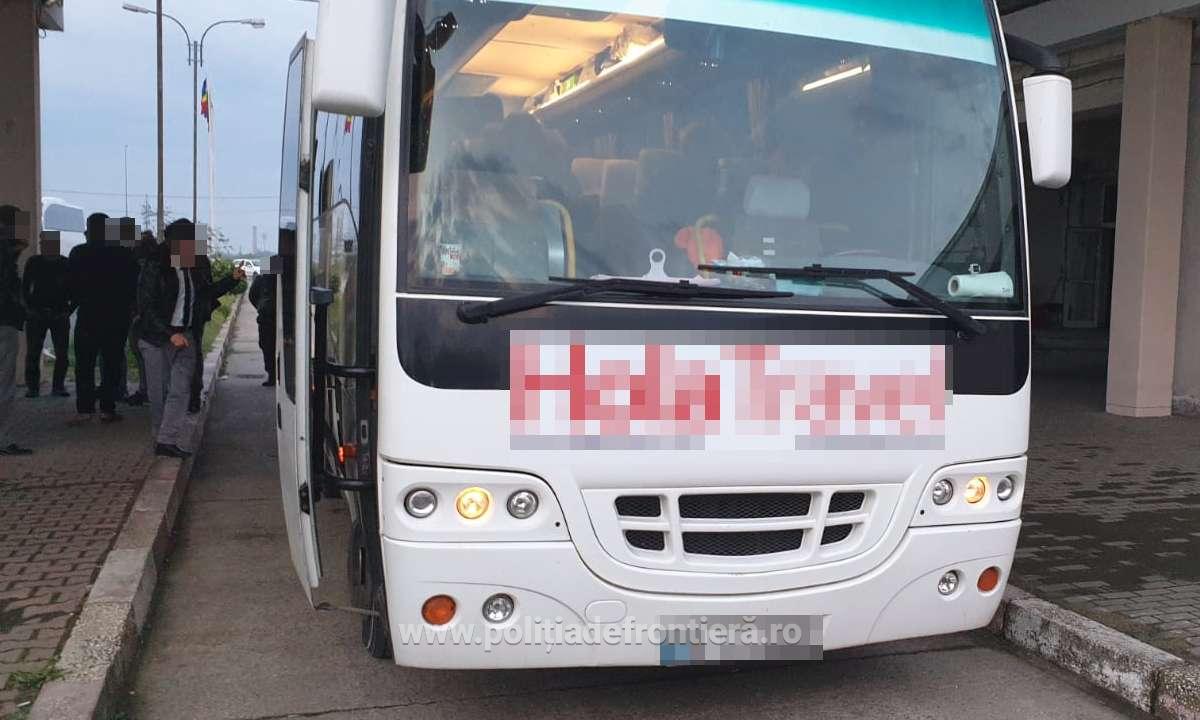 Șase cetăţeni străini încercau să intre ilegal în România, prin Giurgiu. Erau ascunşi sub podeaua unui autocar
