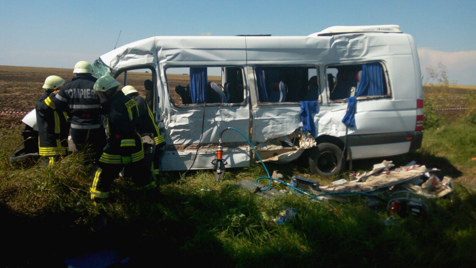 FOTO&VIDEO/ Un mort și 13 răniți, după ce un microbuz s-a lovit de un TIR. Cauza accidentului
