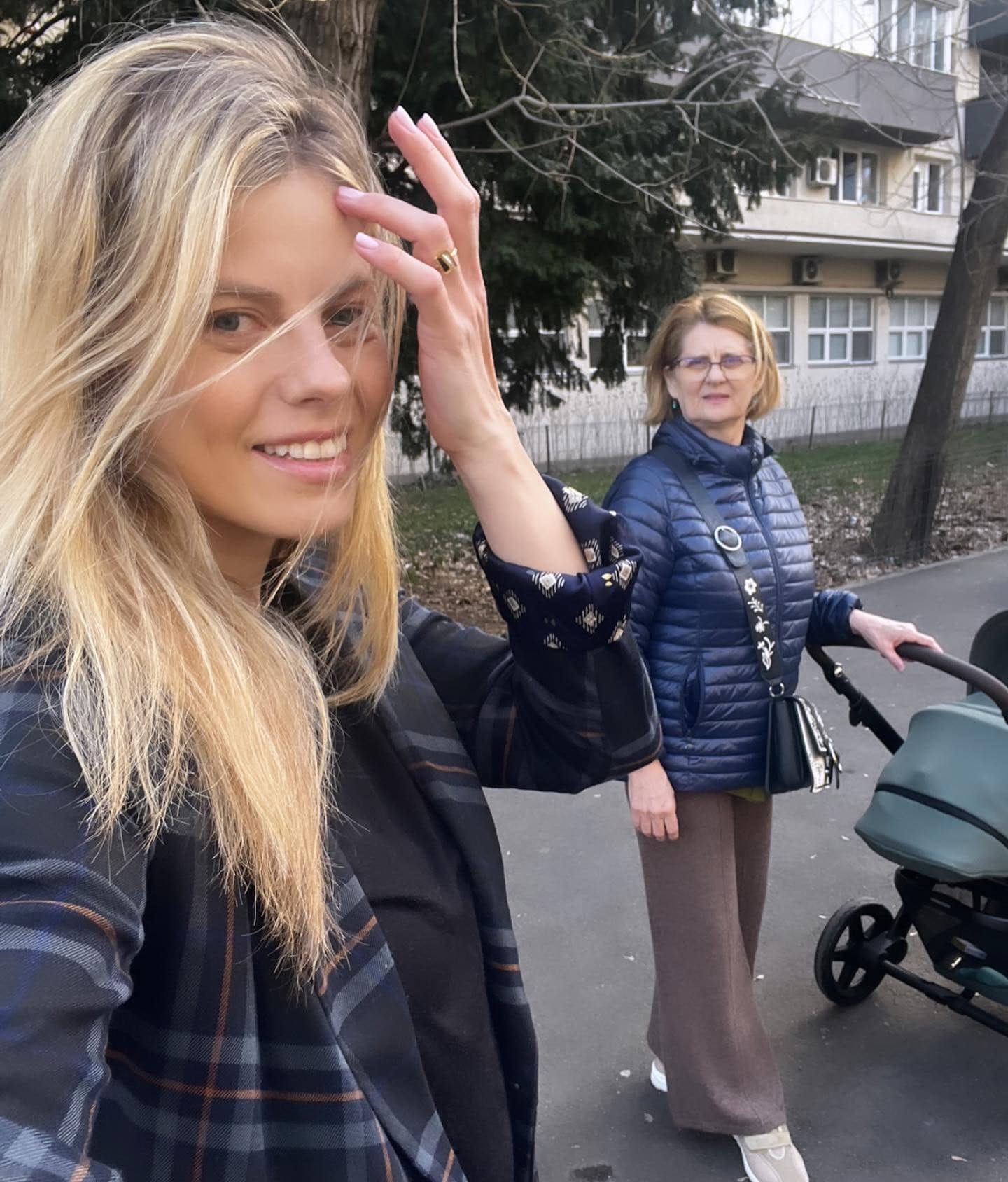 Roxana Hulpe revine la Știrile Pro TV după ce a născut. Cine va avea grijă de fetița ei: „S-a schimbat și ritmul odată cu sosirea ei”