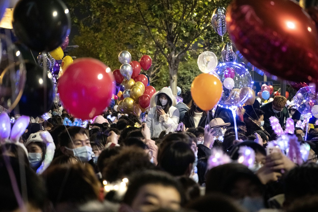 Locuitorii din Wuhan au celebrat Revelionul 2021 în stradă, în Hong Kong a fost anulat tradiționalul foc de artificii