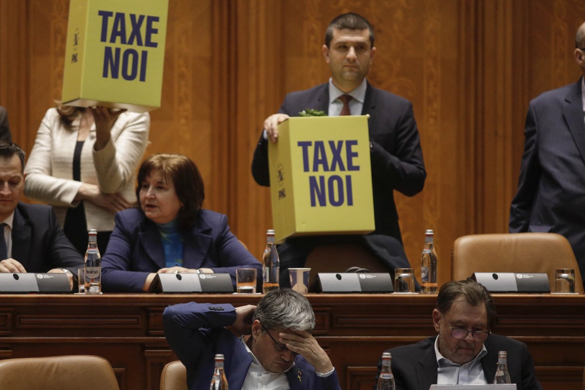 Discursul lui Ciolacu de la dezbaterea bugetului, întrerupt de protestul AUR și USR: „Inadmisibil ca românii să plătească taxe noi”