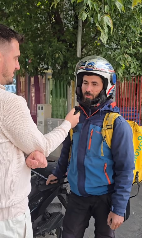 Florin, livratorul de la Glovo, în lacrimi după ce s-au strâns banii pentru iubita bolnavă. Muncea 14 ore pe zi pentru a o ajuta
