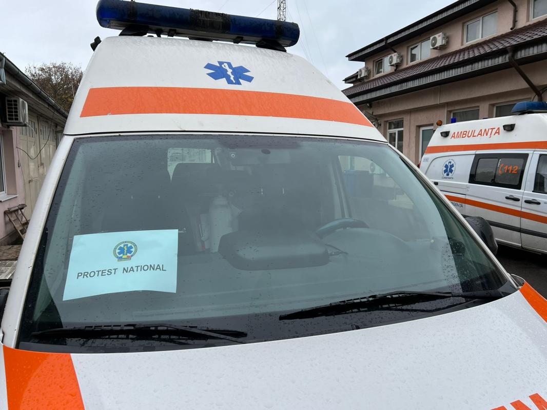 Ambulanțierii protestează azi în fața sediului DSU. Angajații vor mașini noi și salarii mai mari