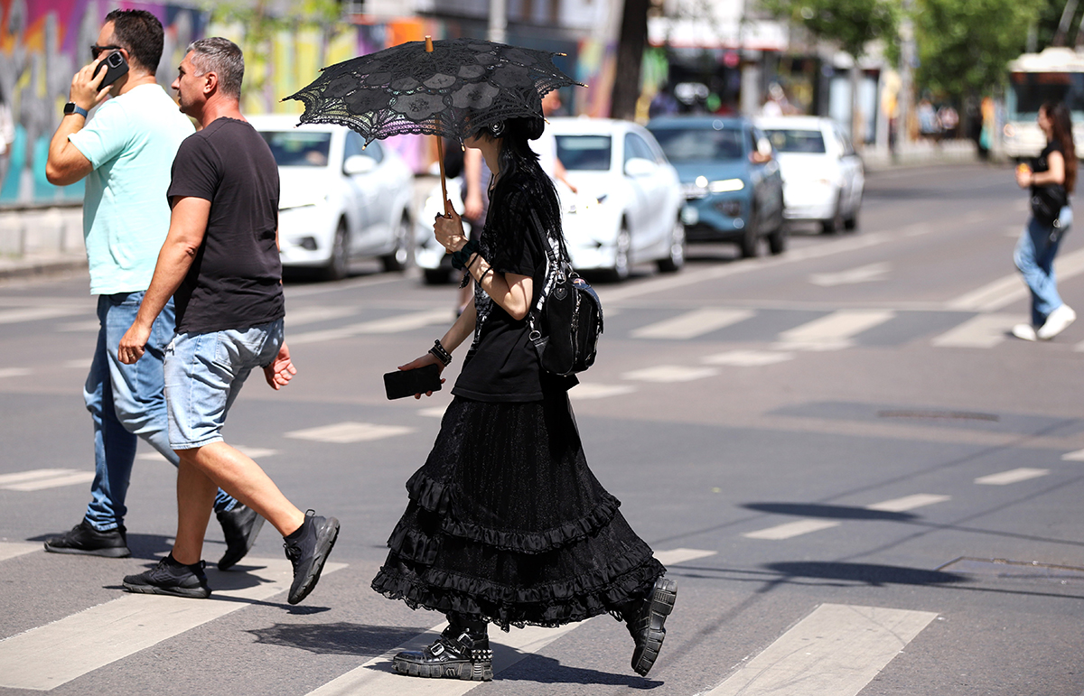 IMAGINI din Bucureștiul aprins de caniculă. A treia zi cu temperaturi de peste 35 de grade Celsius
