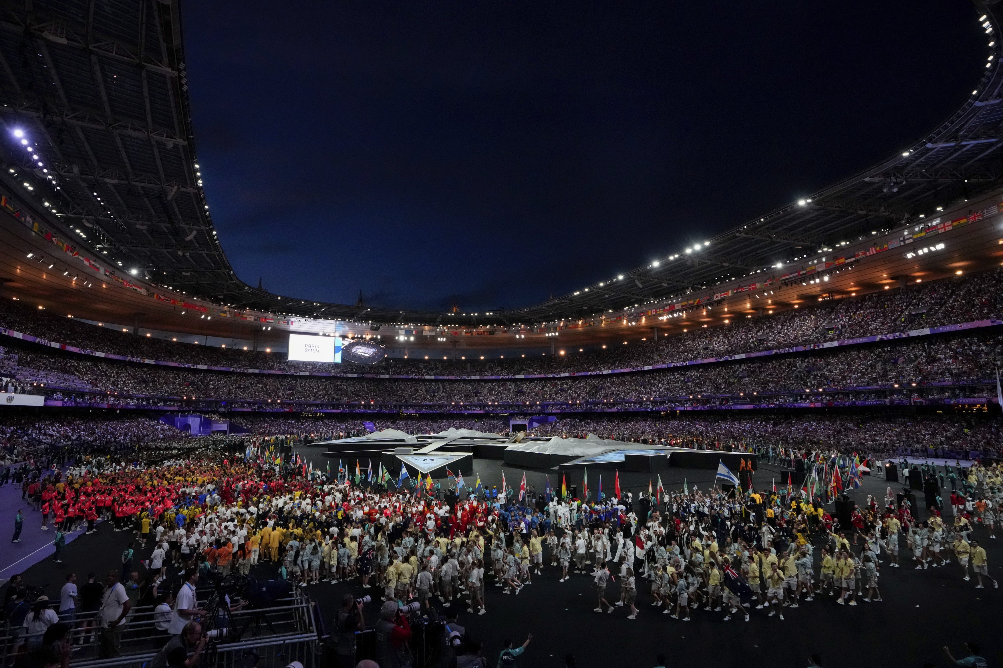 Jocurile Olimpice s-au încheiat cu o ceremonie spectaculoasă pe Stade de France. Tom Cruise a preluat ștafeta, după o cascadorie inspirată din filmele „Misiune Imposibilă”