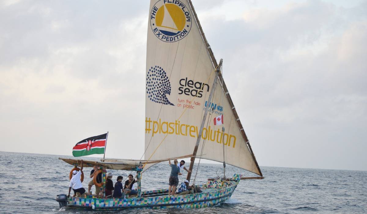 Flipflopi, barca de 9 metri construită din 30.000 de șlapi și 10 tone de plastic, a navigat 500 km, din Kenya până în Zanzibar