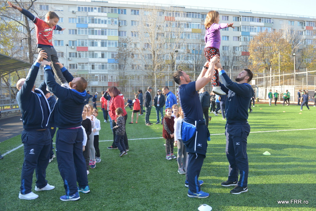 Rugby. ”Stejarii” au predat o oră inedită de sport la o școală din București / FOTO