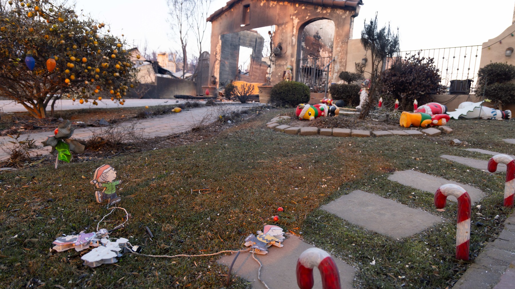 Singura casă rămasă în picioare după incendiul care a distrus mii de clădiri în Los Angeles
