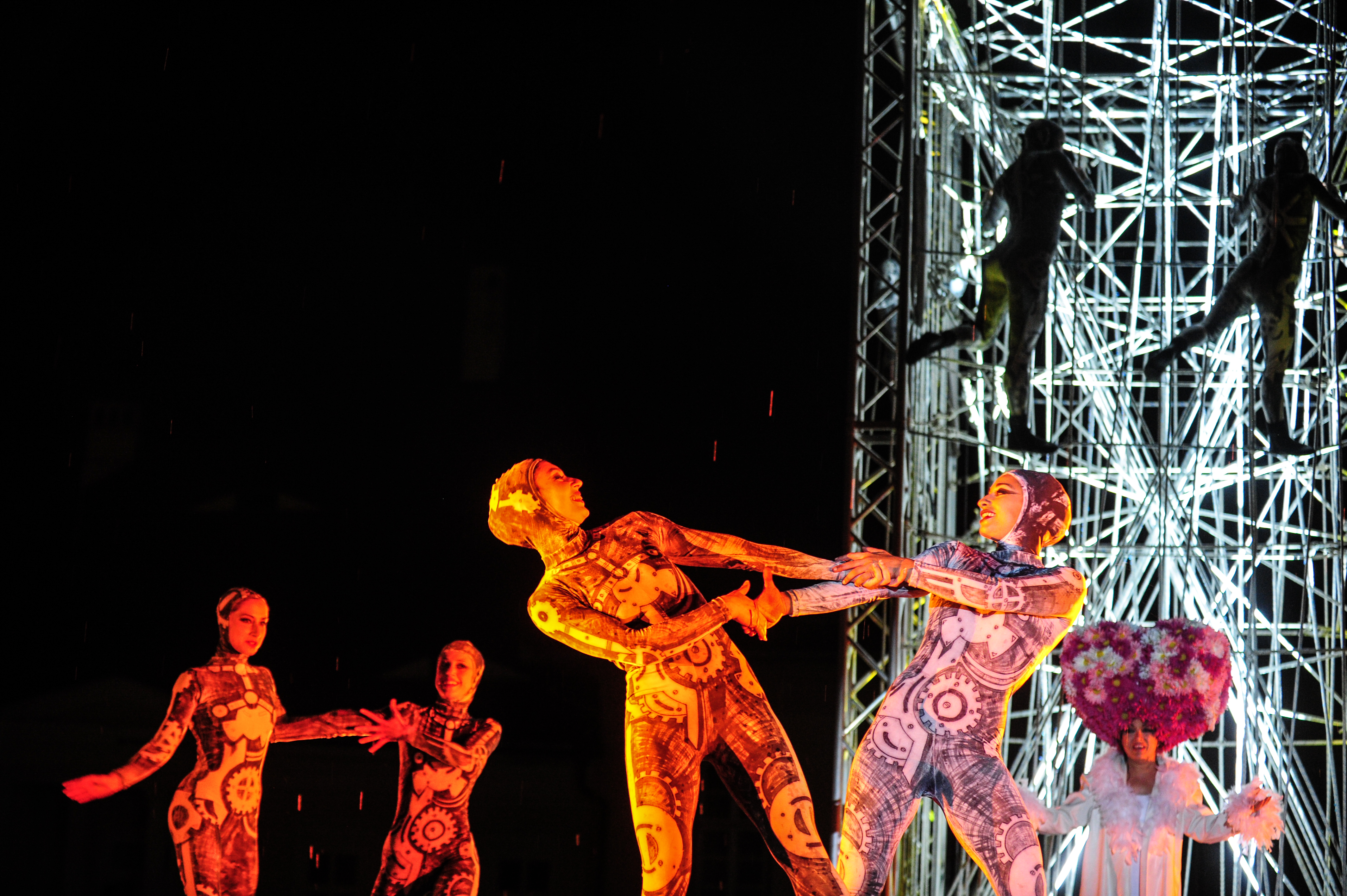 Weekend plin de evenimente în țară!  Spectacole de teatru în stradă, sexy-spălătoria auto și cursa nebună cu obstacole 