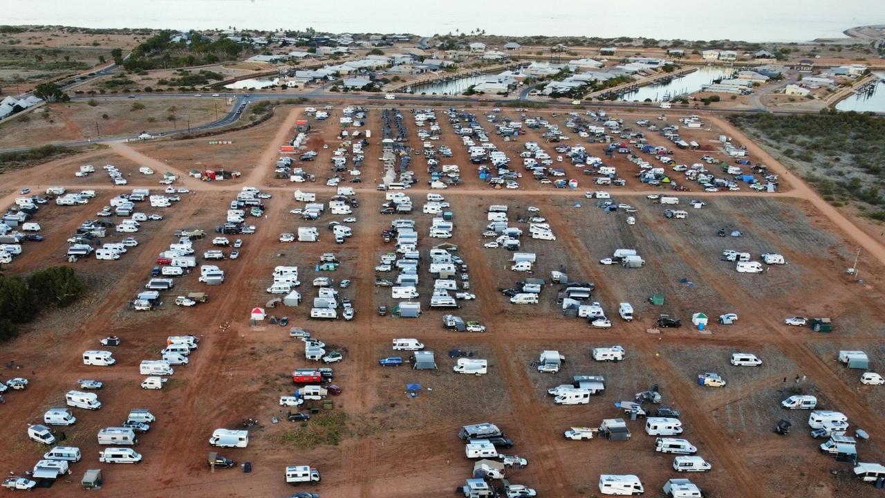 Eclipsă solară hibridă totală, vizibilă dintr-un orășel din nord-vestul Australiei care a fost luat cu asalt de mii de oameni