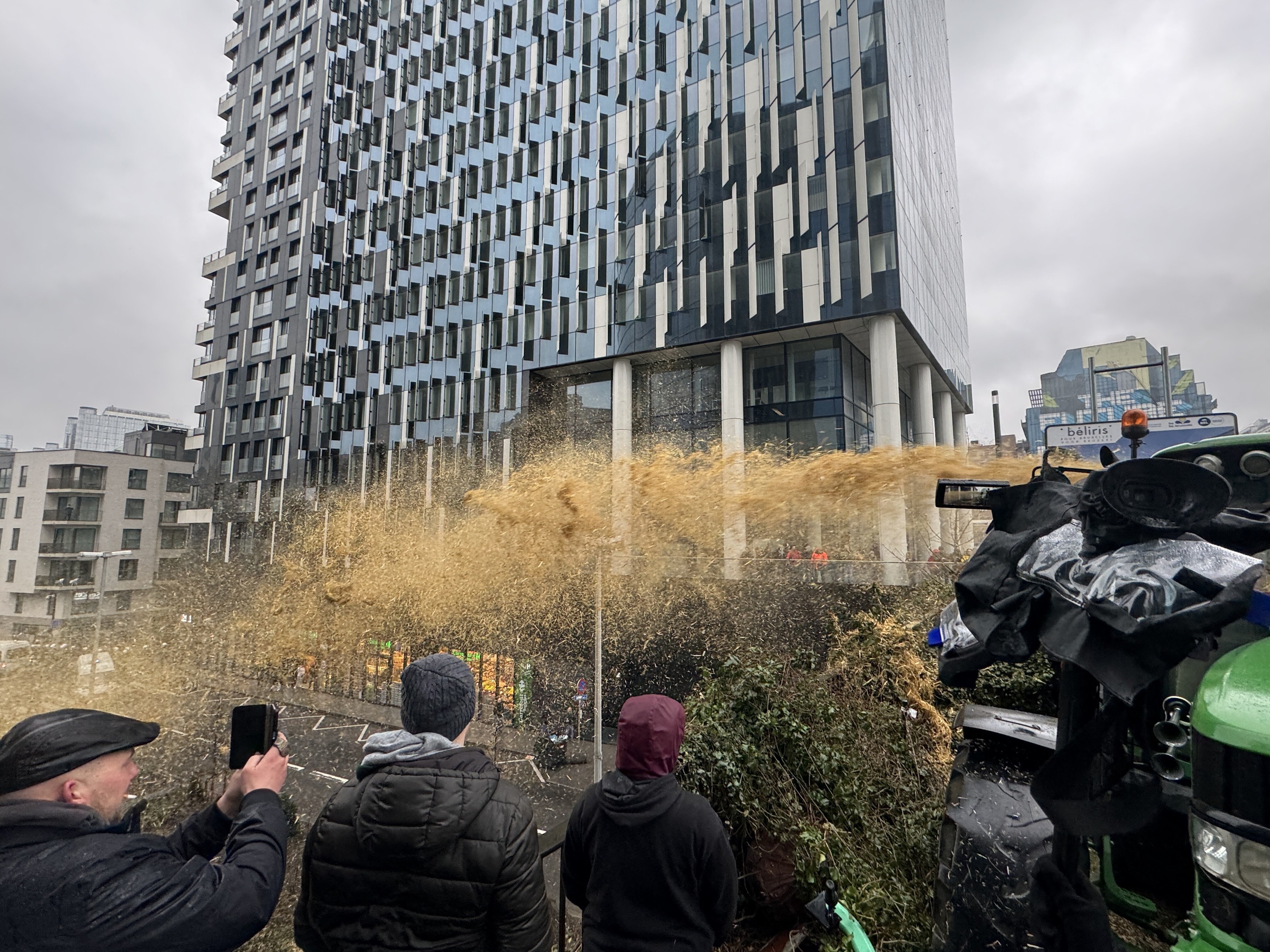 Bruxelles-ul, asediat în ziua reuniunii miniștrilor Agriculturii. Fermierii au blocat orașul cu tractoare și au dat foc la anvelope. Polițiștii au intervenit cu tunuri cu apă  | VIDEO