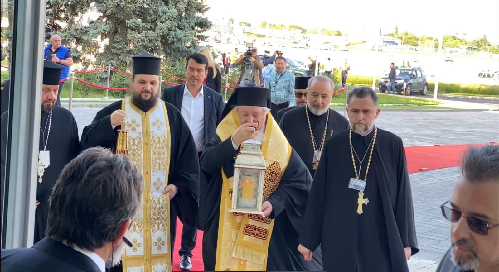 Lumina Sfântă de la Ierusalim a ajuns în România. Este distribuită acum în toată țara