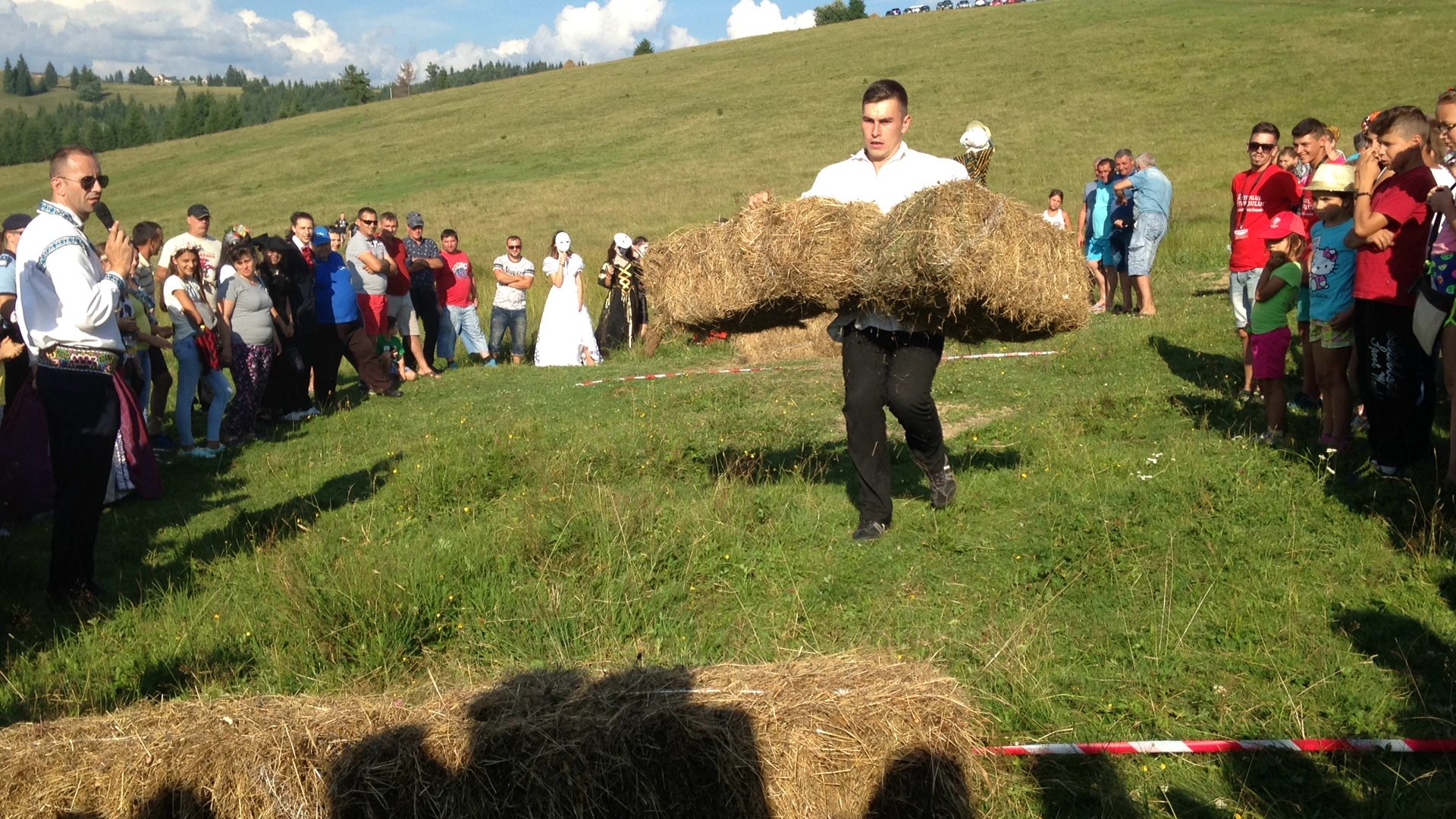 FESTIVALUL USTUROIULUI: Aranjamente pentru a scăpa de vampiri și concurs pentru stabilirea celui mai bun bărbat din Ținutul lui Dracula | GALERIE FOTO