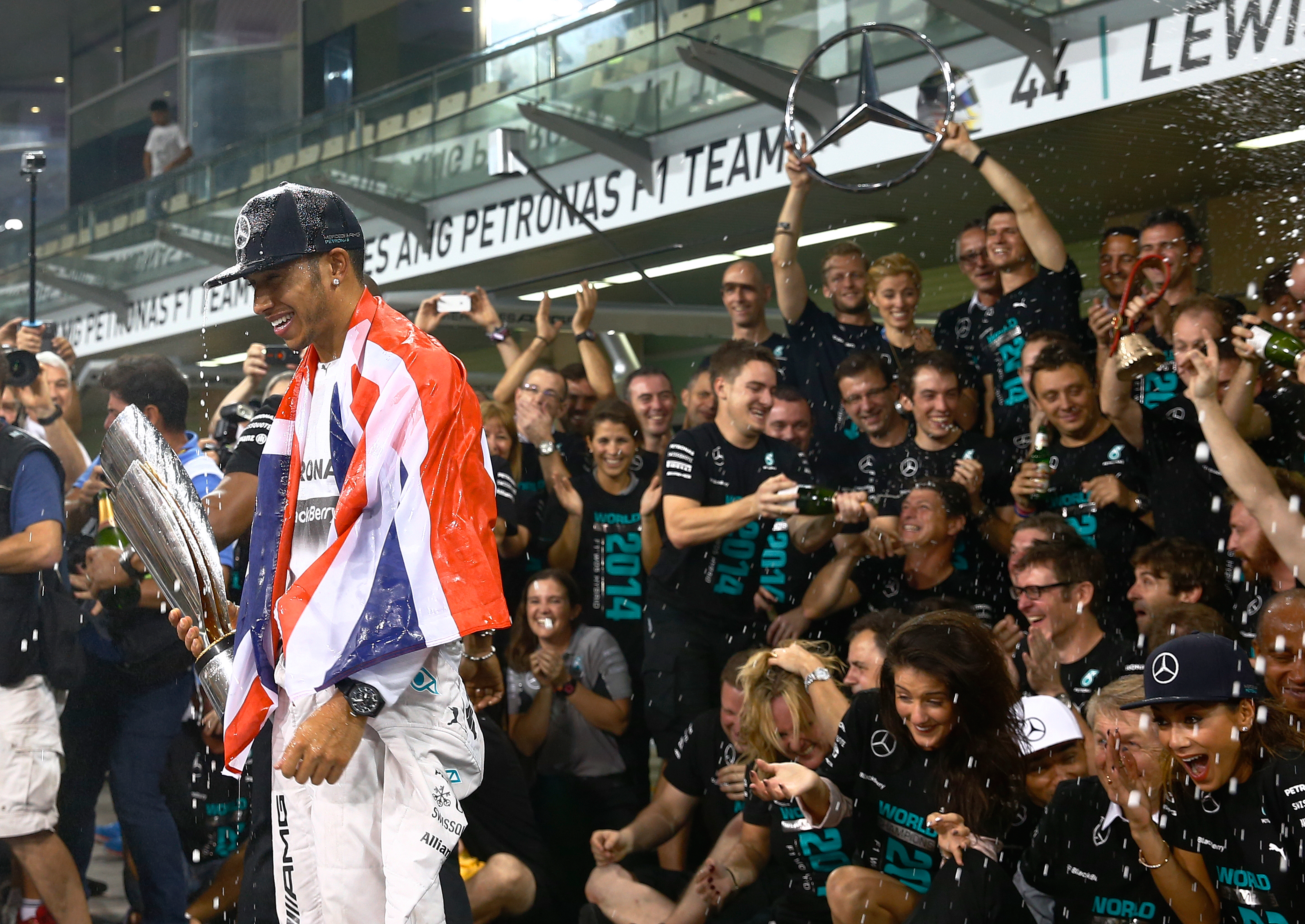 FORMULA 1 / Lewis Hamilton a câştigat titlul mondial! O maşină a luat foc!