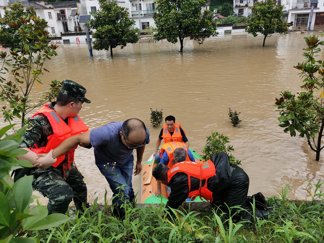Dezastru în China, din cauza inundațiilor și alunecărilor de teren. Cel puţin 14 morți și dispăruți