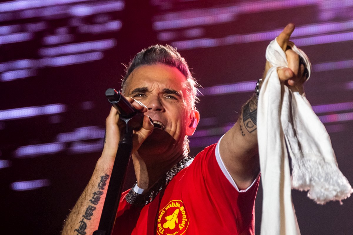 Robbie Williams, dezvăluire rușinoasă. Ce pățește artistul de fiecare dată când joacă fotbal cu băieții lui