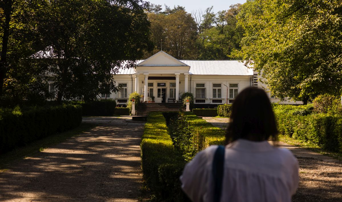 Cinci locuri pe care e musai să le vezi, chiar dacă pentru asta trebuie să te duci până la Cucuieții din Deal. Povestea bisericii de lemn cu tavan de stele