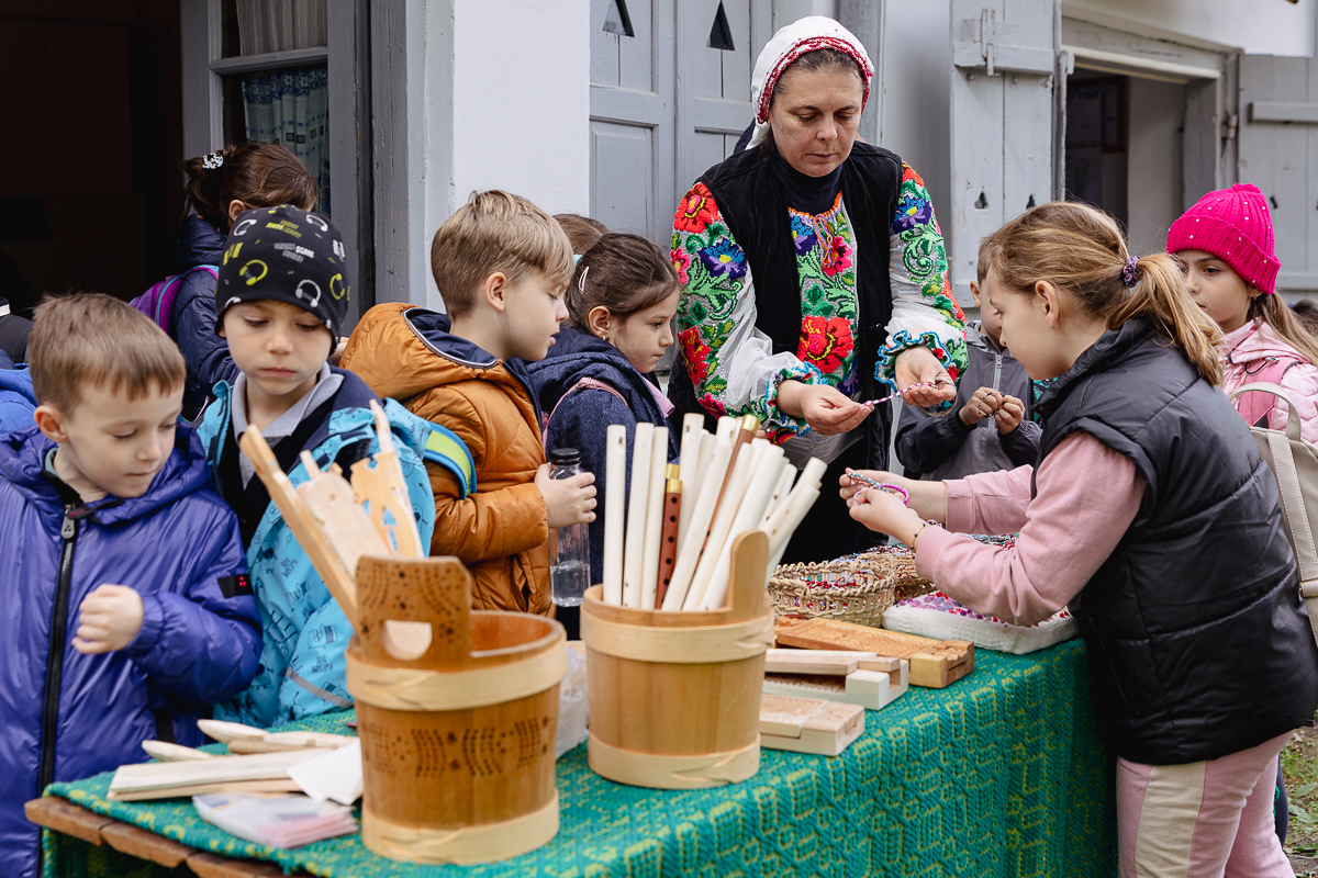 De Paști, la Muzeul Satului Vrâncean, sute de copii au lăsat smartphone-ul și au pus mâna pe chișiță, să încondeieze ouă. „Unii chiar au îndemânare, au ieșit lucruri faine”