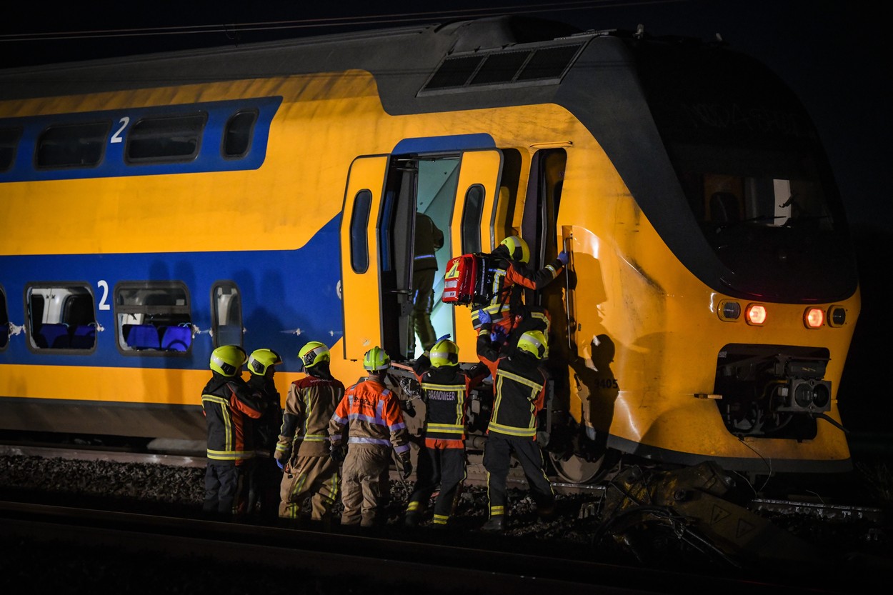 Un tren de călători a deraiat și a luat foc în Olanda. Cel puțin un deces și 30 de răniți