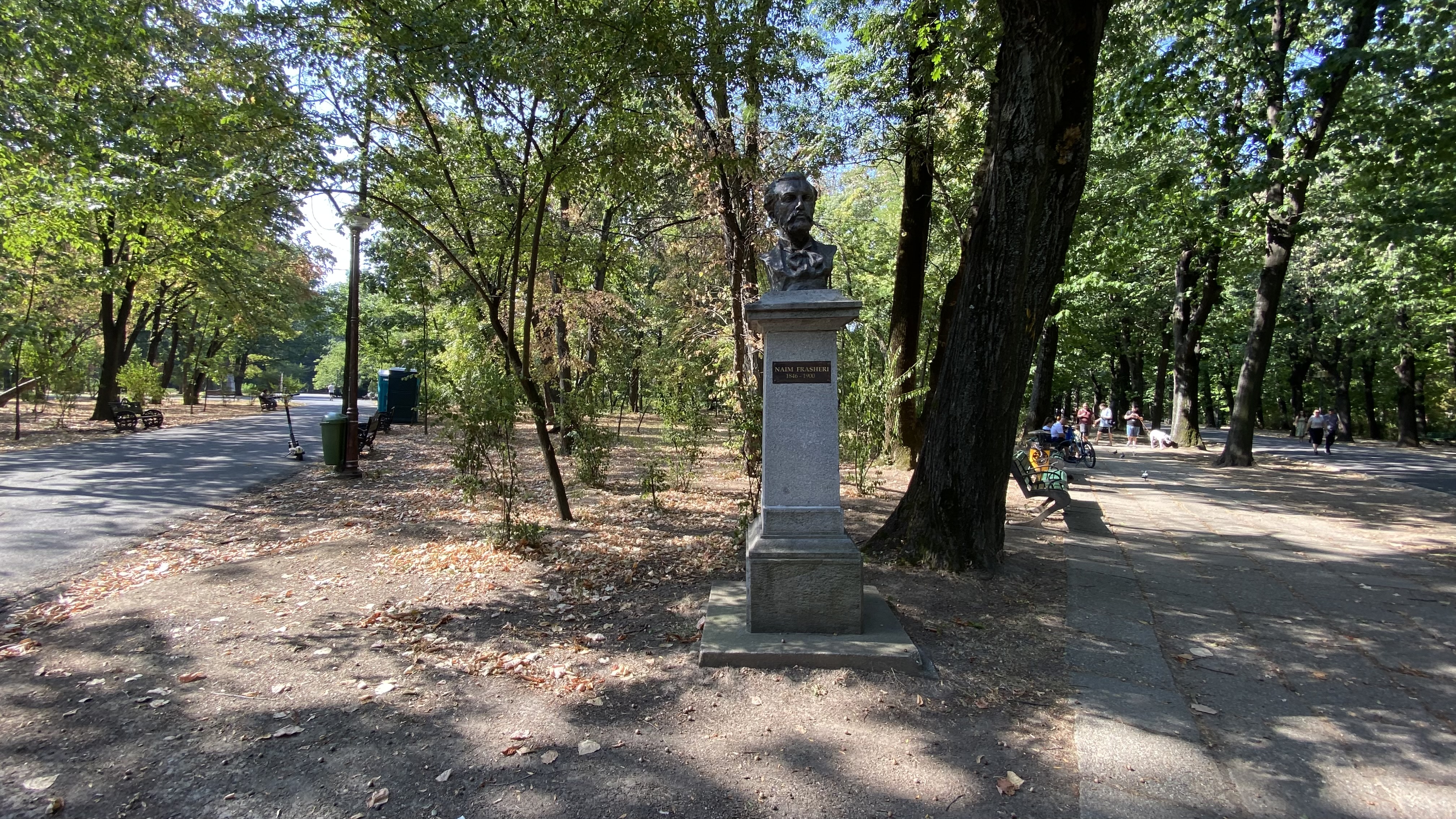 FOTO. Herăstrău, cel mai mare parc al Bucureștiului, arată mai rău ca niciodată. Trandafirii și zonele cu flori sunt istorie, clădirile pentru expoziții au fost vandalizate