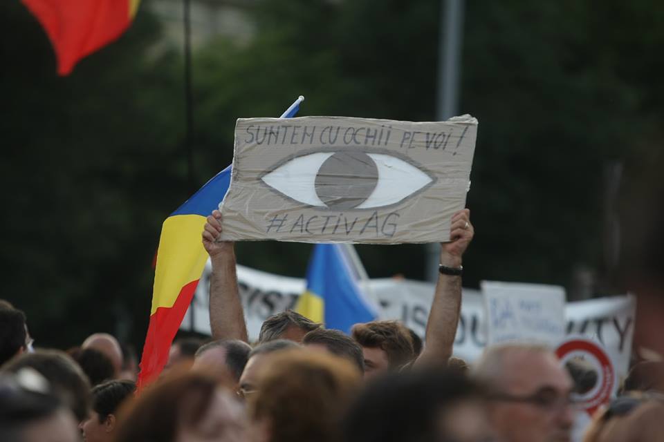 GALERIE FOTO/ Protest #Rezist, la o zi după mitingul PSD. Circa 1.000 de persoane sunt în Piața Victoriei
