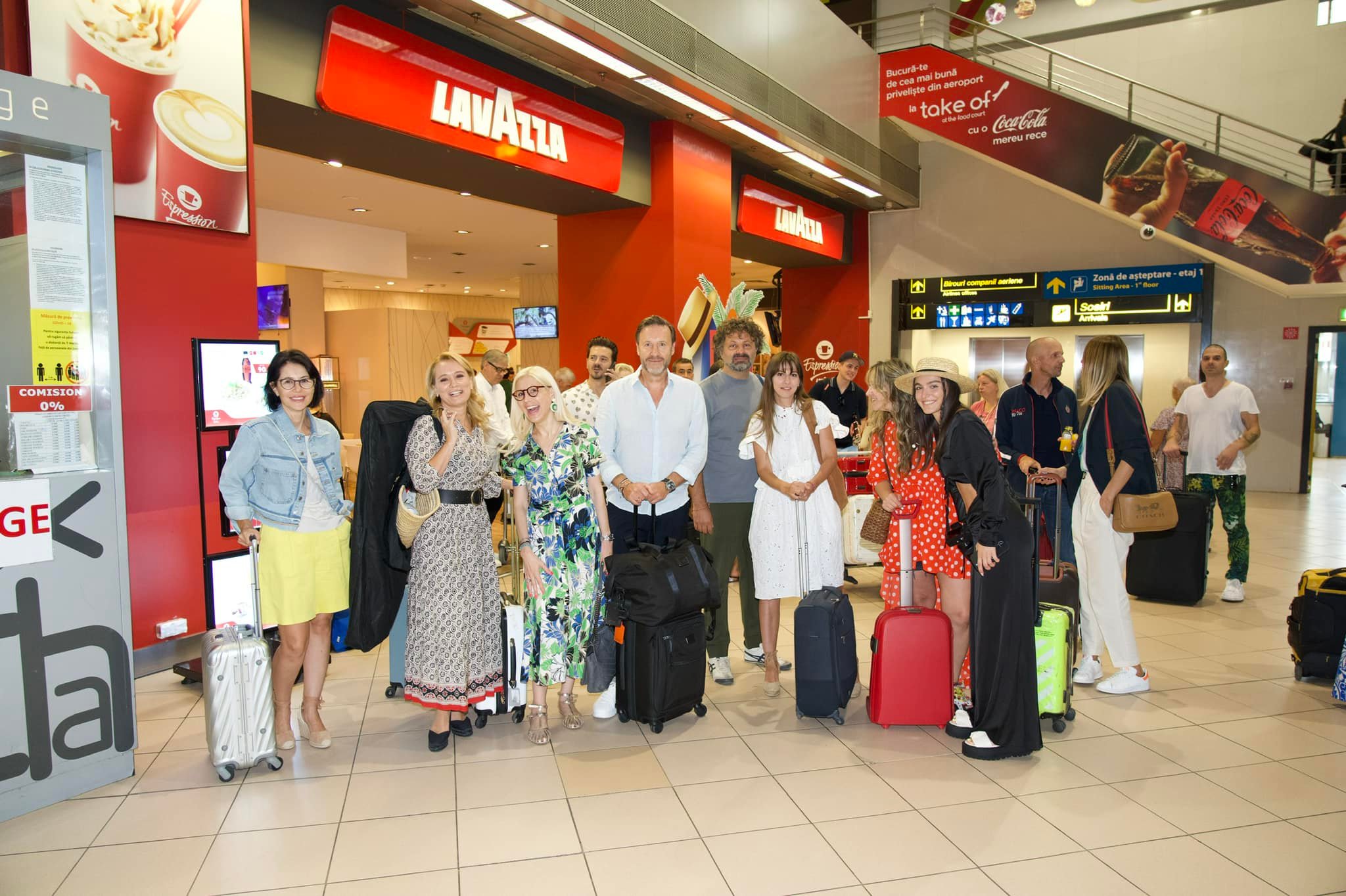 Andreea Esca va împlini în curând 50 de ani. Și-a dus cei mai apropiați prieteni într-o vacanță cu destinație surpriză. Imagini din aeroport