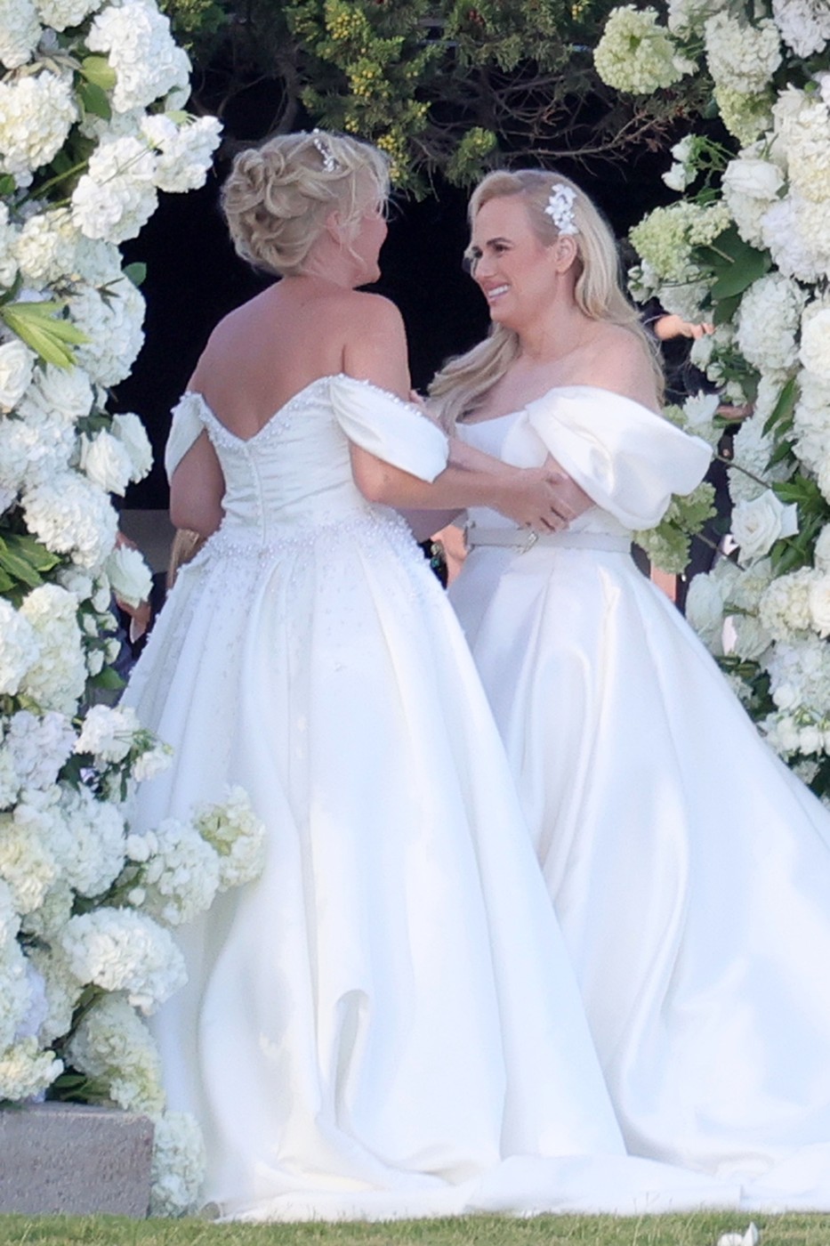 Imagini de la nunta actriței Rebel Wilson cu Ramona Agruma. Vedeta și soția ei s-au îmbrăcat în rochii de mireasă asemănătoare