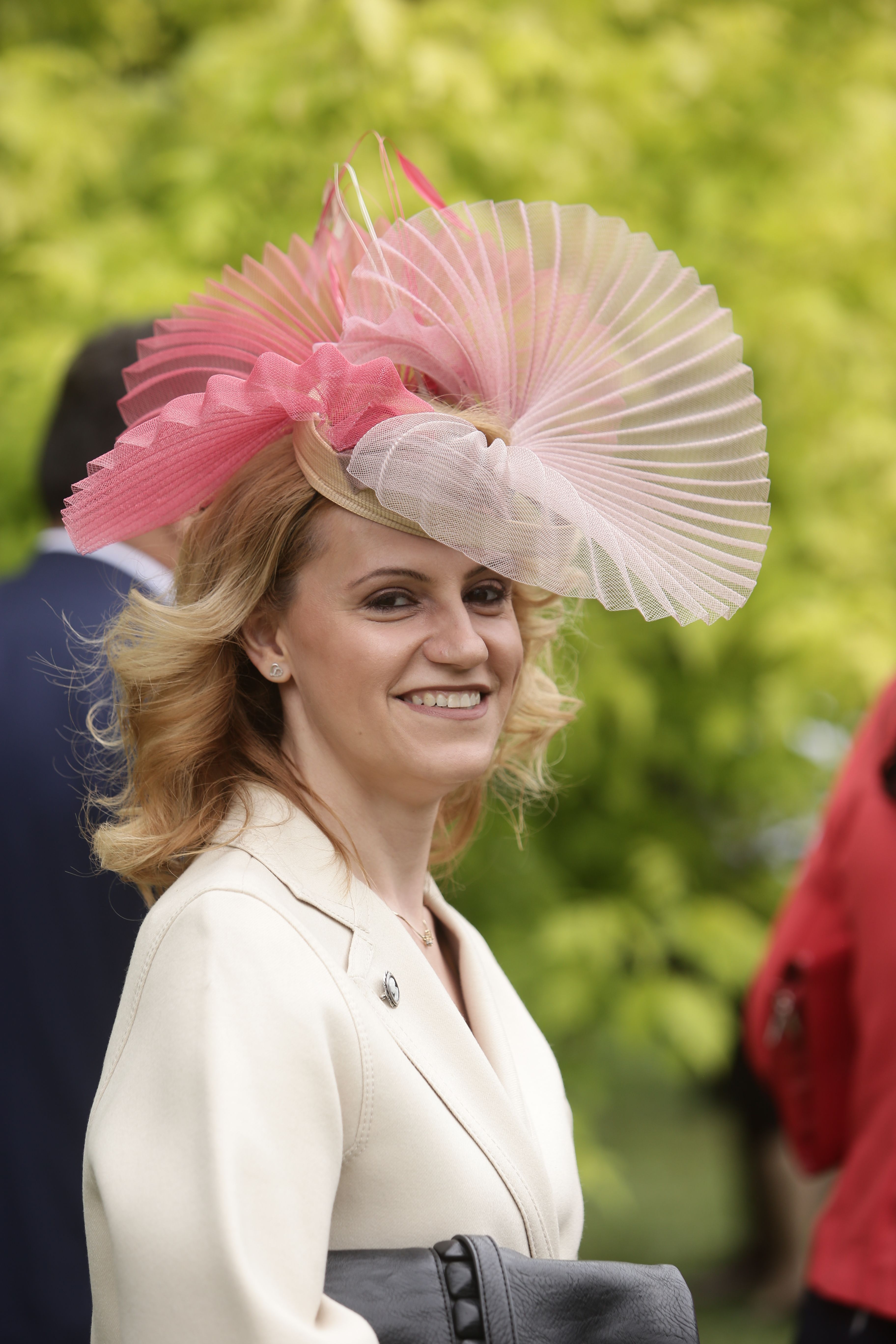 GALERIE FOTO/Parada pălăriilor la Palatul Elisabeta, de Ziua Regalității. Ultimele trenduri - eco, roz și pene lungi!