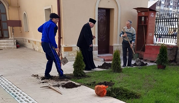 Un preot din Piatra Neamț a întrerupt slujba de înmormântare pentru a face curățenie în biserică