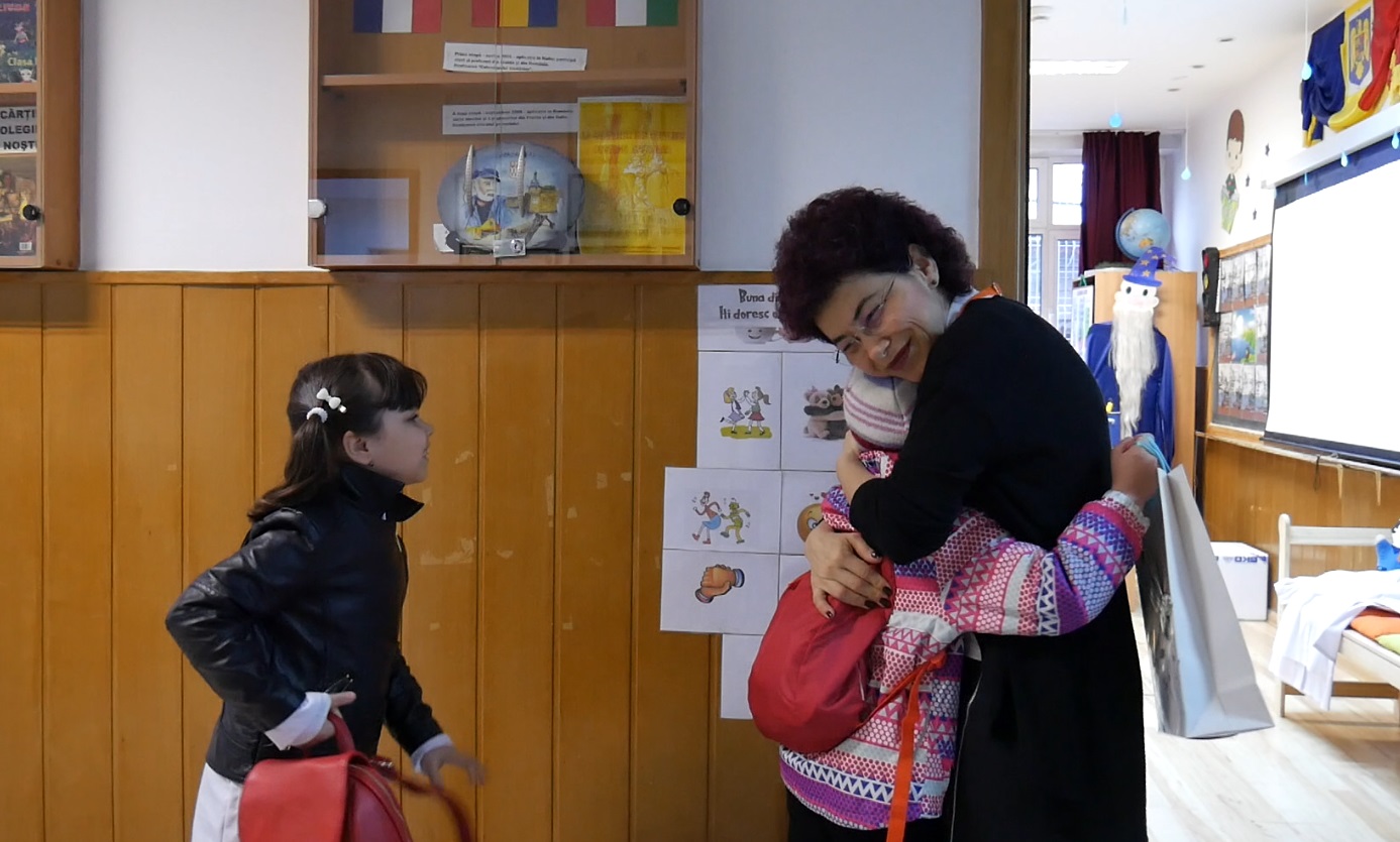 VIDEO/ Cum își întâmpină o învățătoare din București elevii în fiecare dimineața. Consuela Colțan este învățătoarea „altfel”