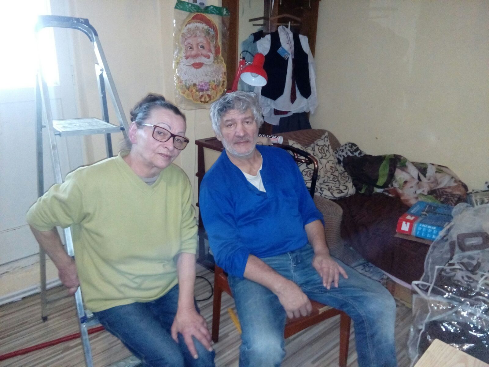 REPORTAJ/Doi bunici îşi cresc cu dăruire nepoatele, ca să nu simtă lipsurile: "Eu pot bea apă în loc să mănânc"|FOTO