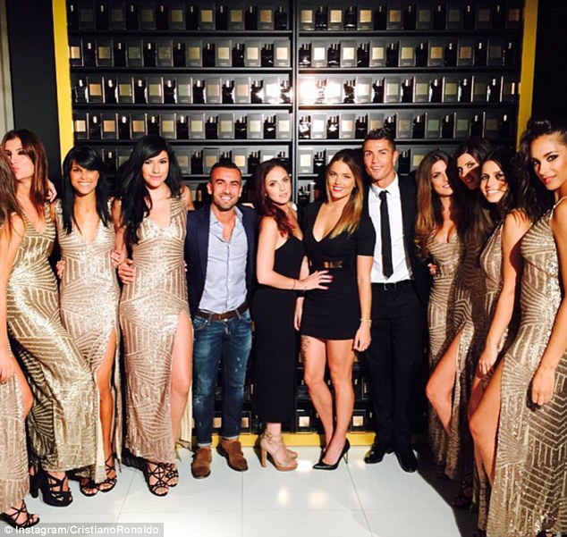 Mădălina Ghenea, în brațele superstarului portughez Cristiano Ronaldo. Românca e ispita care promovează afacerea lusitanului de la Real Madrid / GALERIE FOTO&VIDEO