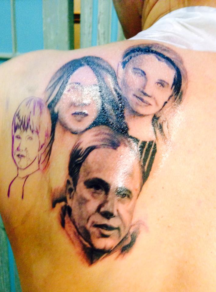 GALERIE FOTO / SENZAŢIONAL! Prodanca şi-a tatuat toată familia pe spate