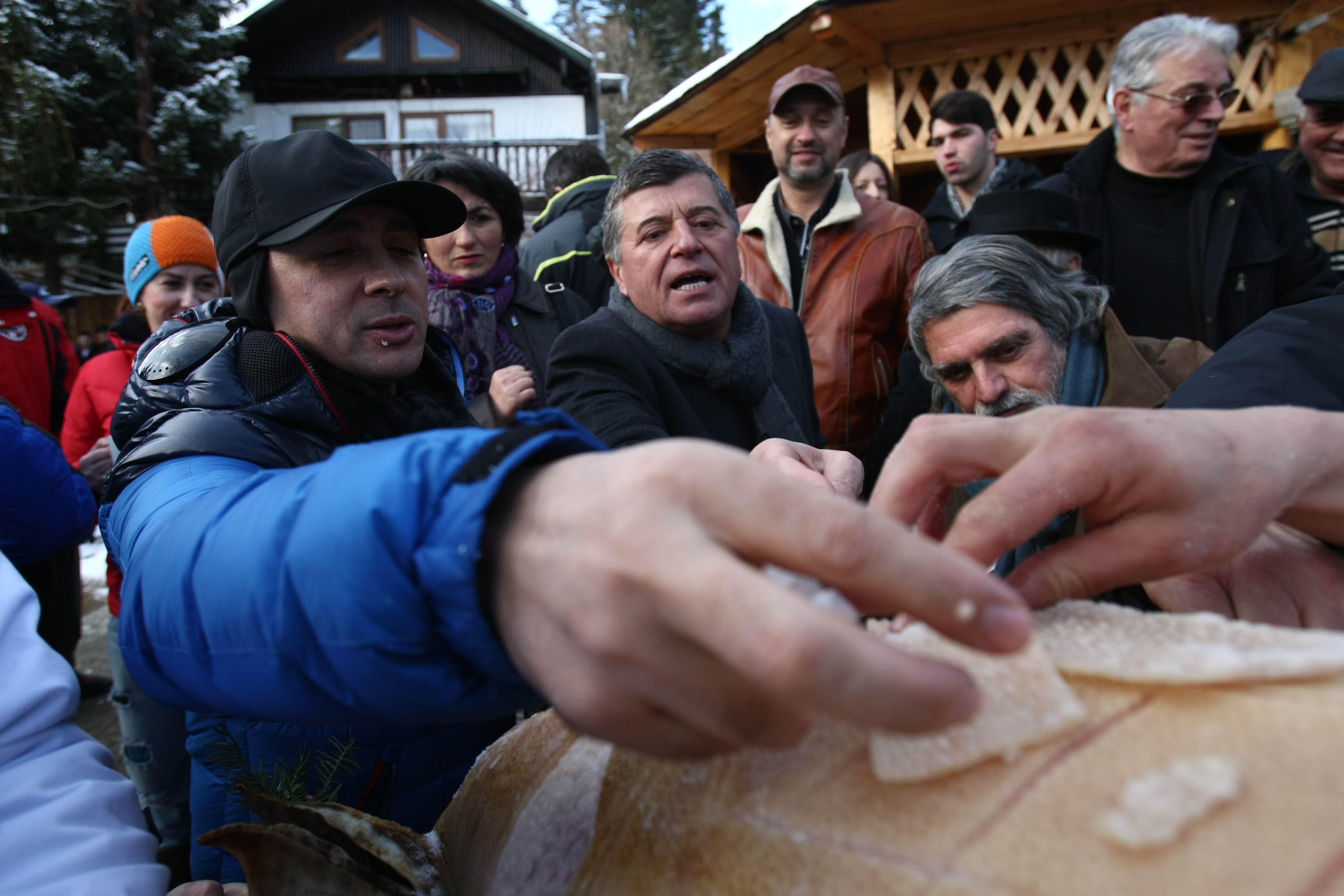 EVENIMENT / Izbaşa şi Brânză au tăiat porcul la Gura Diham / GALERIE FOTO