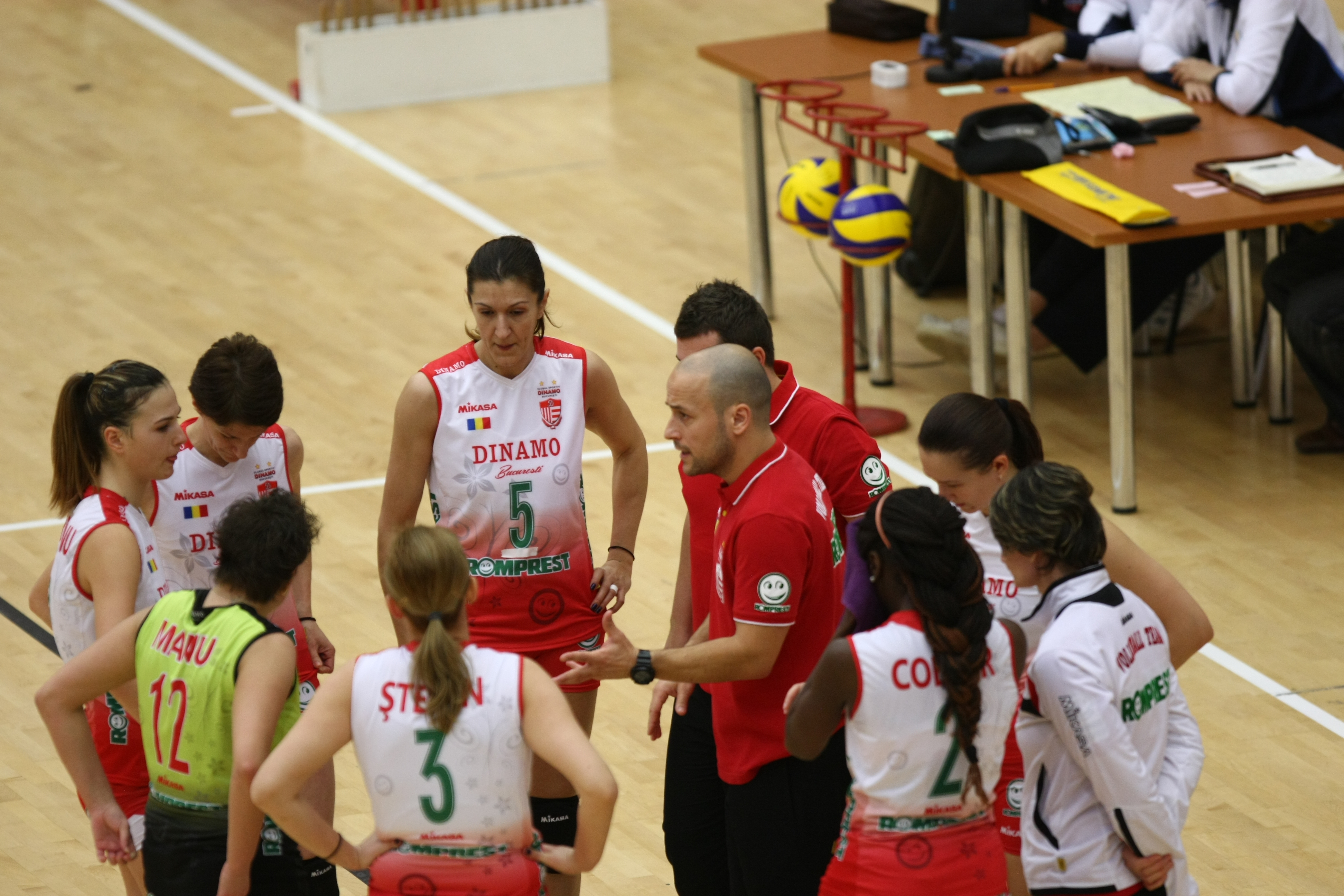 SCM U Craiova, învinsă de Dinamo fără drept de apel / GALERIE FOTO