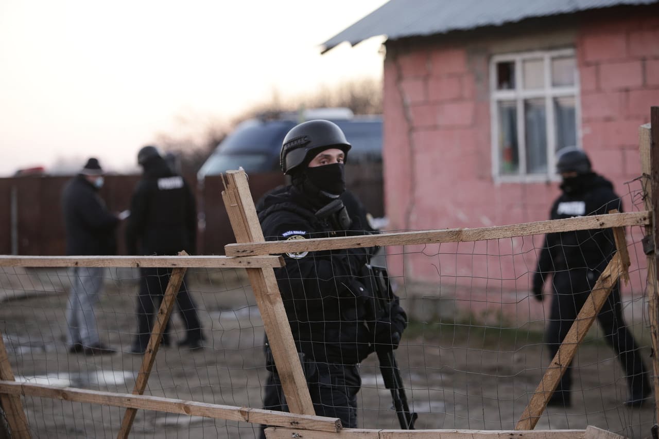 Percheziții la casele familiei agresorului de la Bolintin. Tânărul, adus la el acasă de poliție pentru o reconstituire