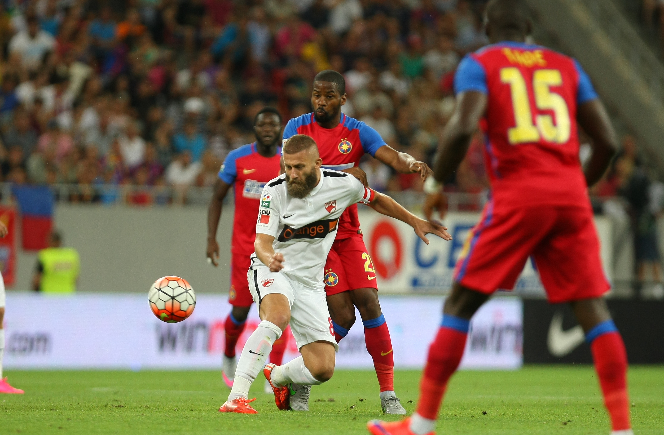 STEAUA - DINAMO 0-0. Derby bun, intens, dar nul! Meciul a început cu o reclamă la unguente contra reumatismului!