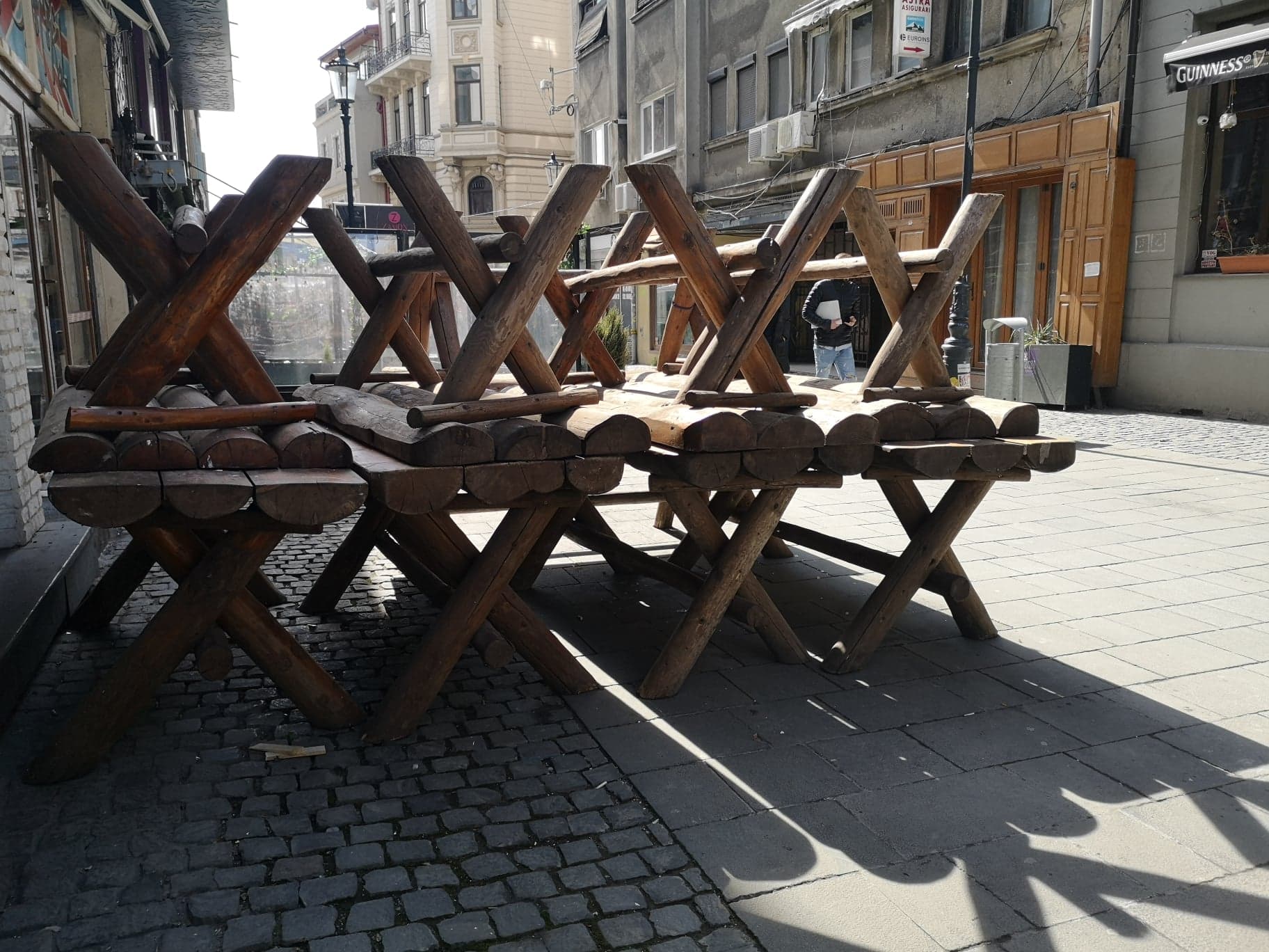 Starea de urgență îi ține pe bucureșteni în case și închide localurile din Centrul Vechi. Fotografii cu Capitala goală