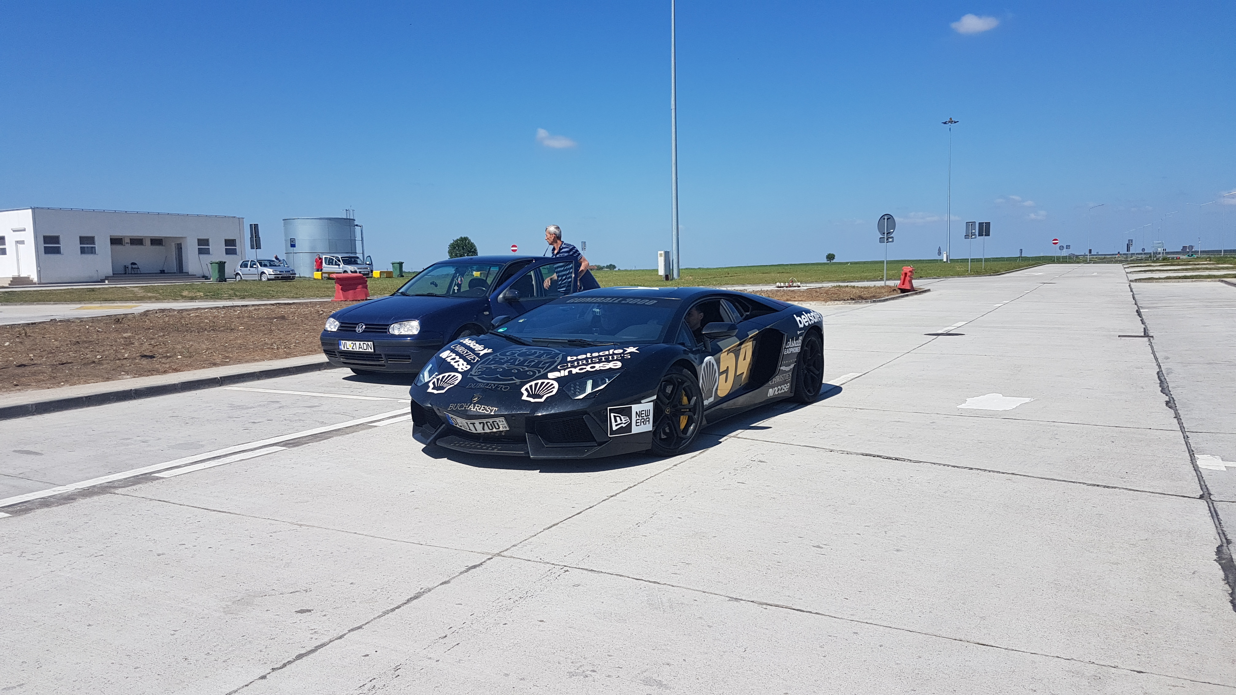 GUMBALL 3000: Bolizii de lux conduși de bogații lumii au ajuns în România! Un șofer a rămas fără permis după ce a condus cu 216 km/oră GALERIE FOTO & VIDEO