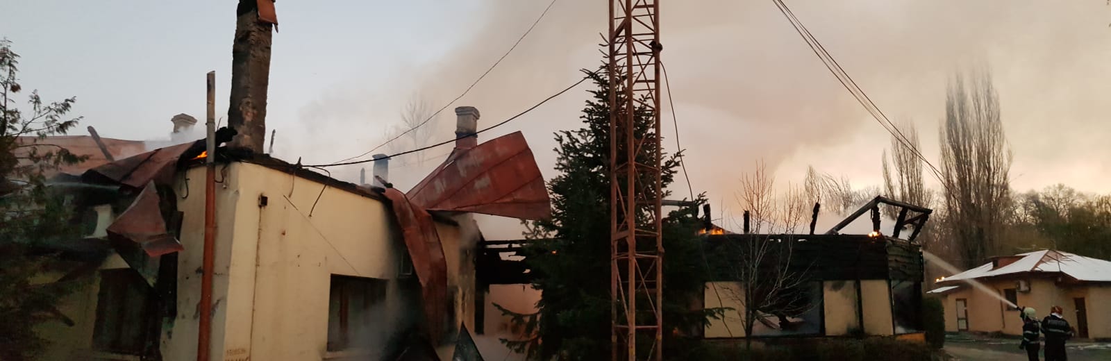 Incendiu de proporții la o clădire a Administraţiei Lacuri Parcuri Agrement de pe Şoseaua Bucureşti-Ploieşti