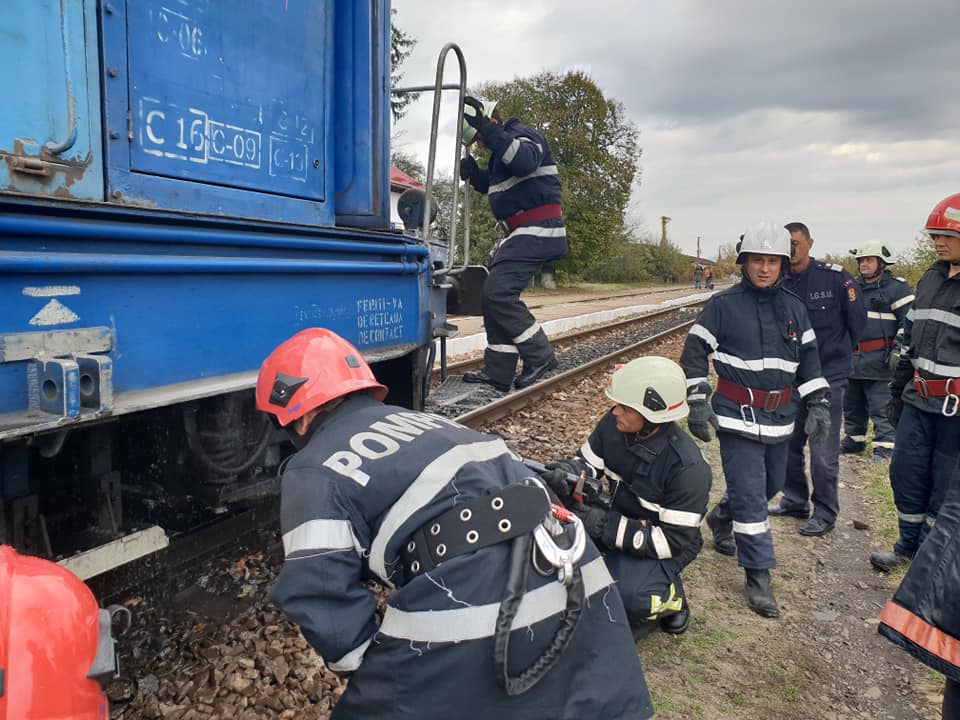 Locomotiva unui tren a luat foc în mers, în județul Satu Mare. Aproape 200 de călători erau în vagoane