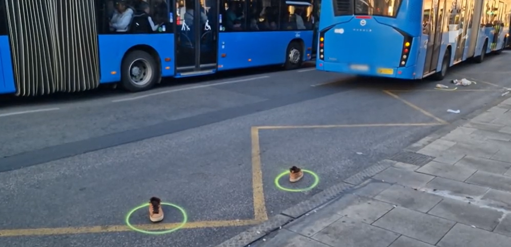 Szörnyű baleset a Blaha Lujza téren: megbotlott és az úttestre zuhant egy férfi, áthajtott rajta egy csuklós busz