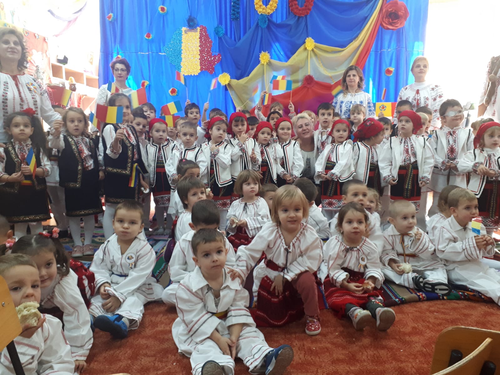GALERIE FOTO/ Zeci de mii de elevi și cadre didactice din județul Vaslui au îmbrăcat costumele naționale. Mobilizarea a fost fără precedent în istoria județului