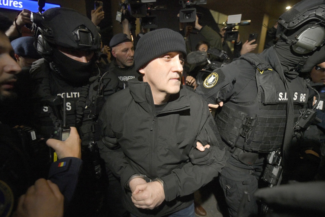 Horațiu Potra a fost adus în România după 9 luni sub escorta Poliției. Este acuzat de tentativă de lovitură de stat alături de Călin Georgescu
