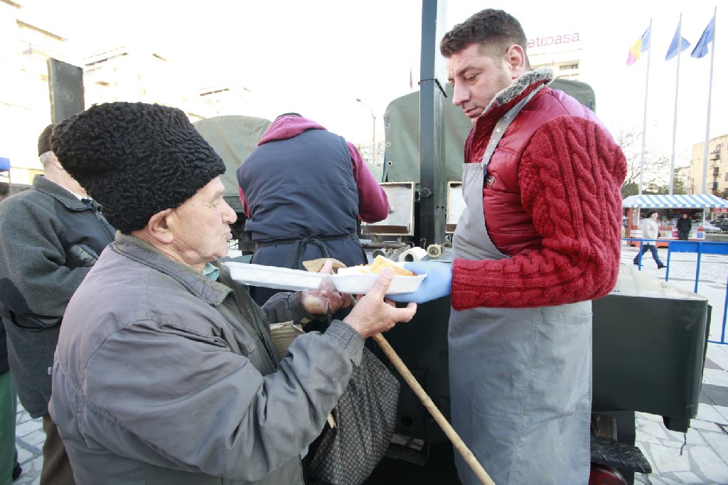 REPORTAJ: Sute de buzoieni au poftit la fasolea cu ciolan gătită în stil cazon de Ziua Armatei. "Bună fasolea, dar cam chioară. Nu prea am găsit ciolanul”- FOTO&VIDEO