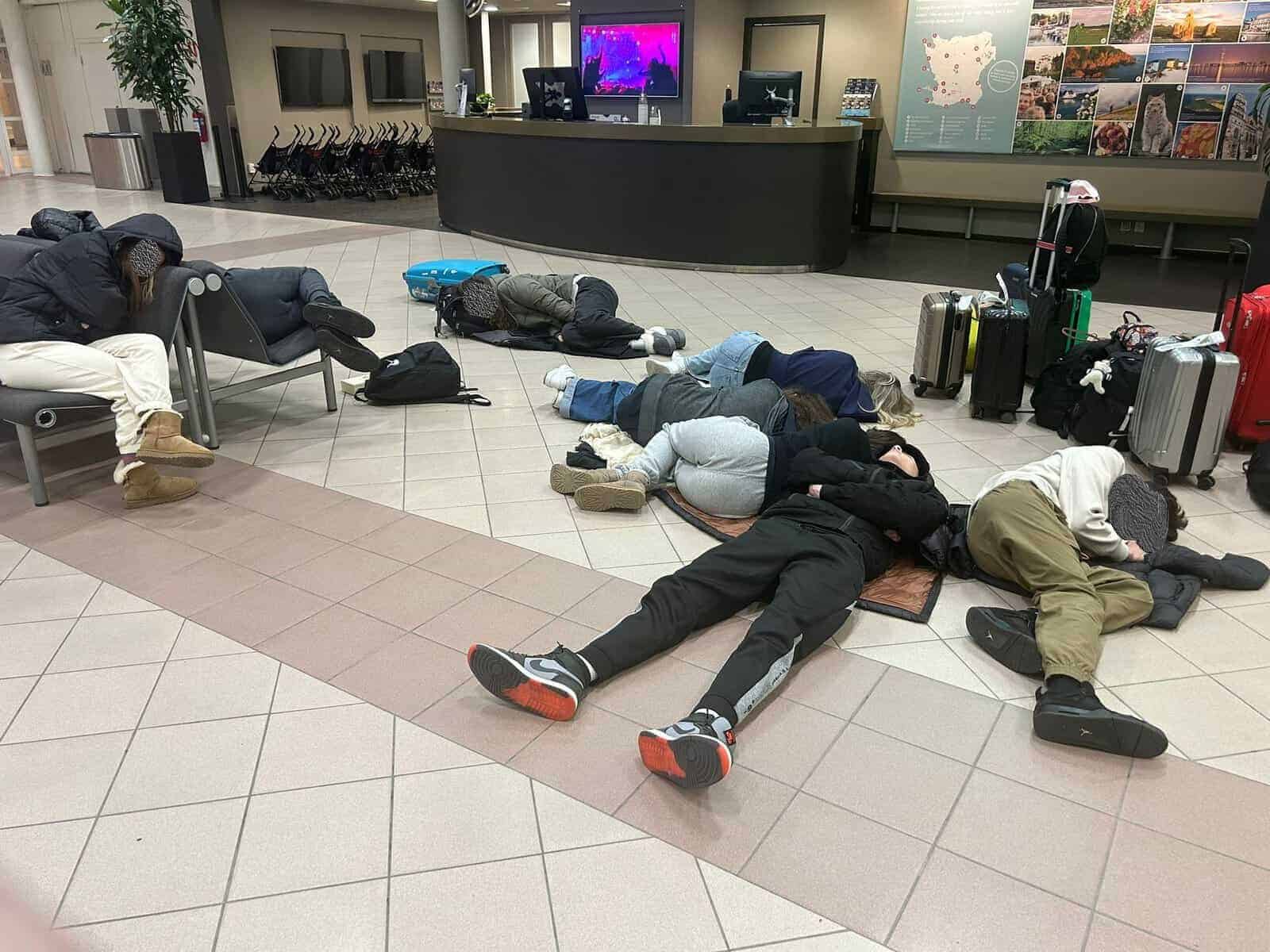 Peste 200 de români au rămas blocați într-un aeroport din Suedia aproape 24 de ore: „Ne-au spus «Descurcați-vă»”