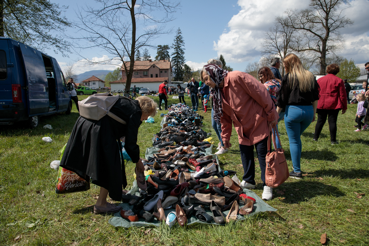 Cai „la preț de Ferrari”, covoare și adidași la 10 lei, la cel mai mare târg de 1 mai din vestul țării. „Numa’ ptinguini nu găsîț aici”