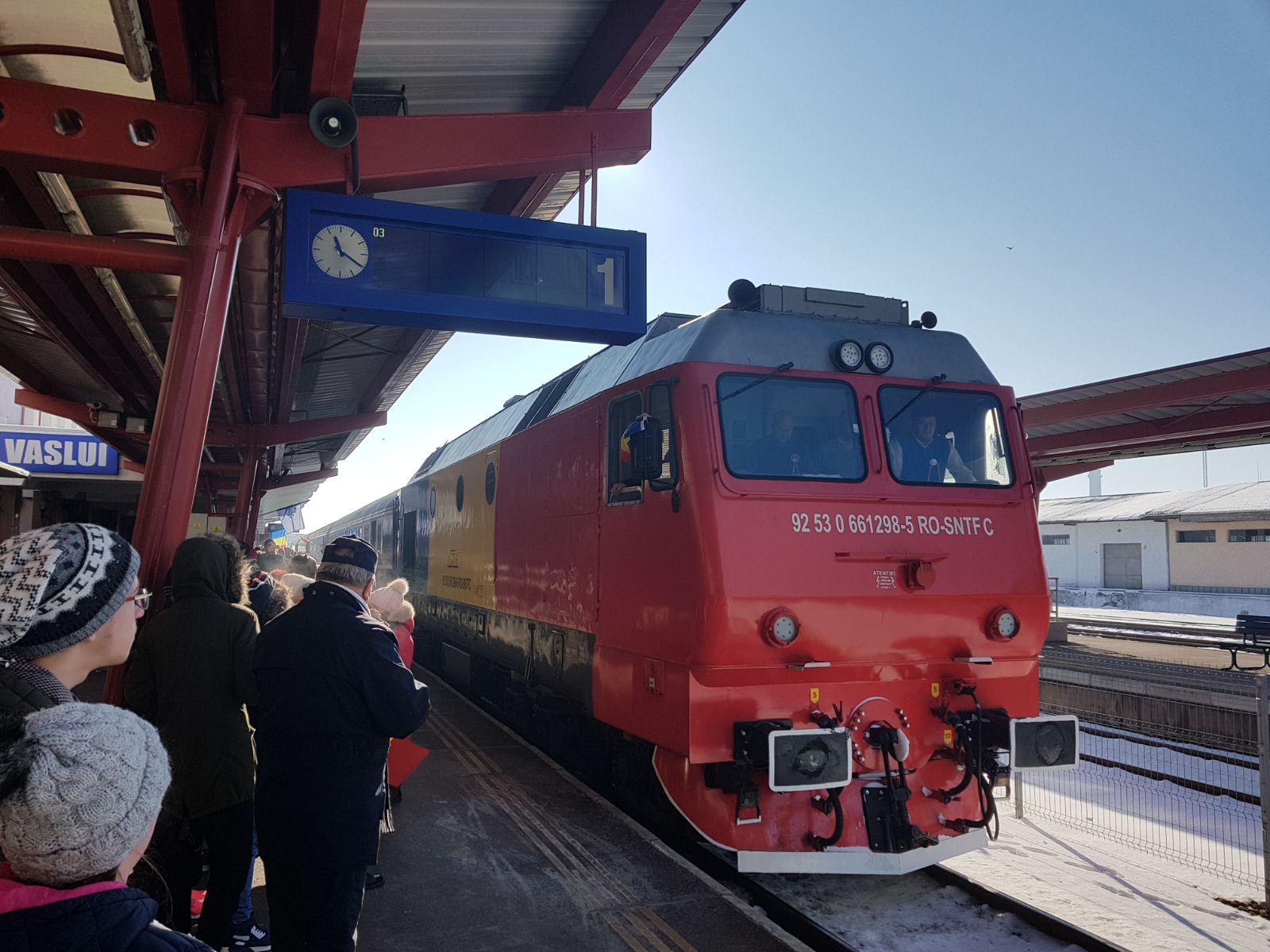 VIDEO REPORTAJ - Părinți, bunici și nepoți au întâmpinat ”Trenul Unirii” în gara Vaslui. Au încins hore și-au cântat la unison